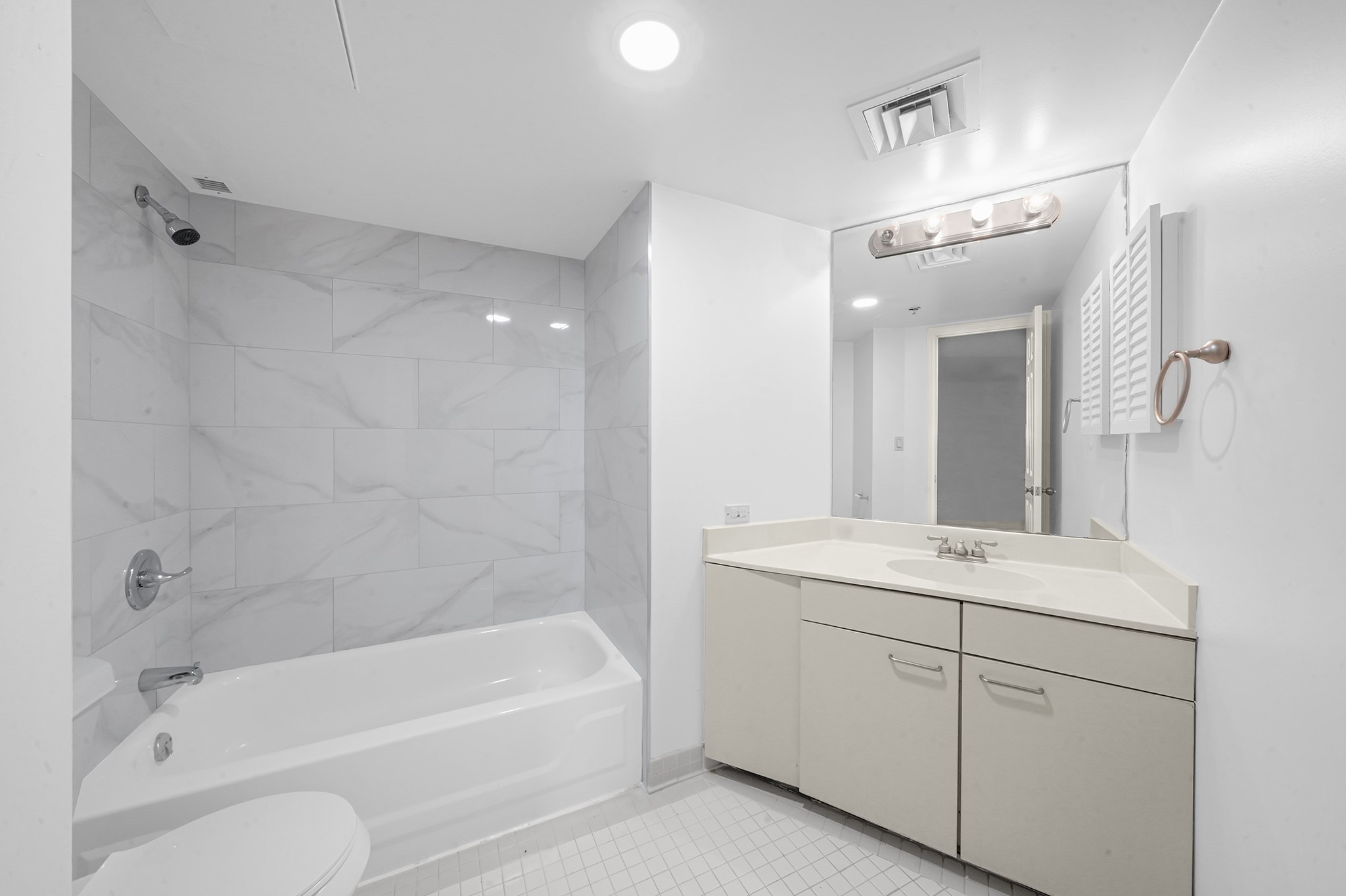 3525 Sage Road, Unit 813 Houston, TX 77056 - Photo 18 of 20 a bathroom with a tub sink toilet and mirror