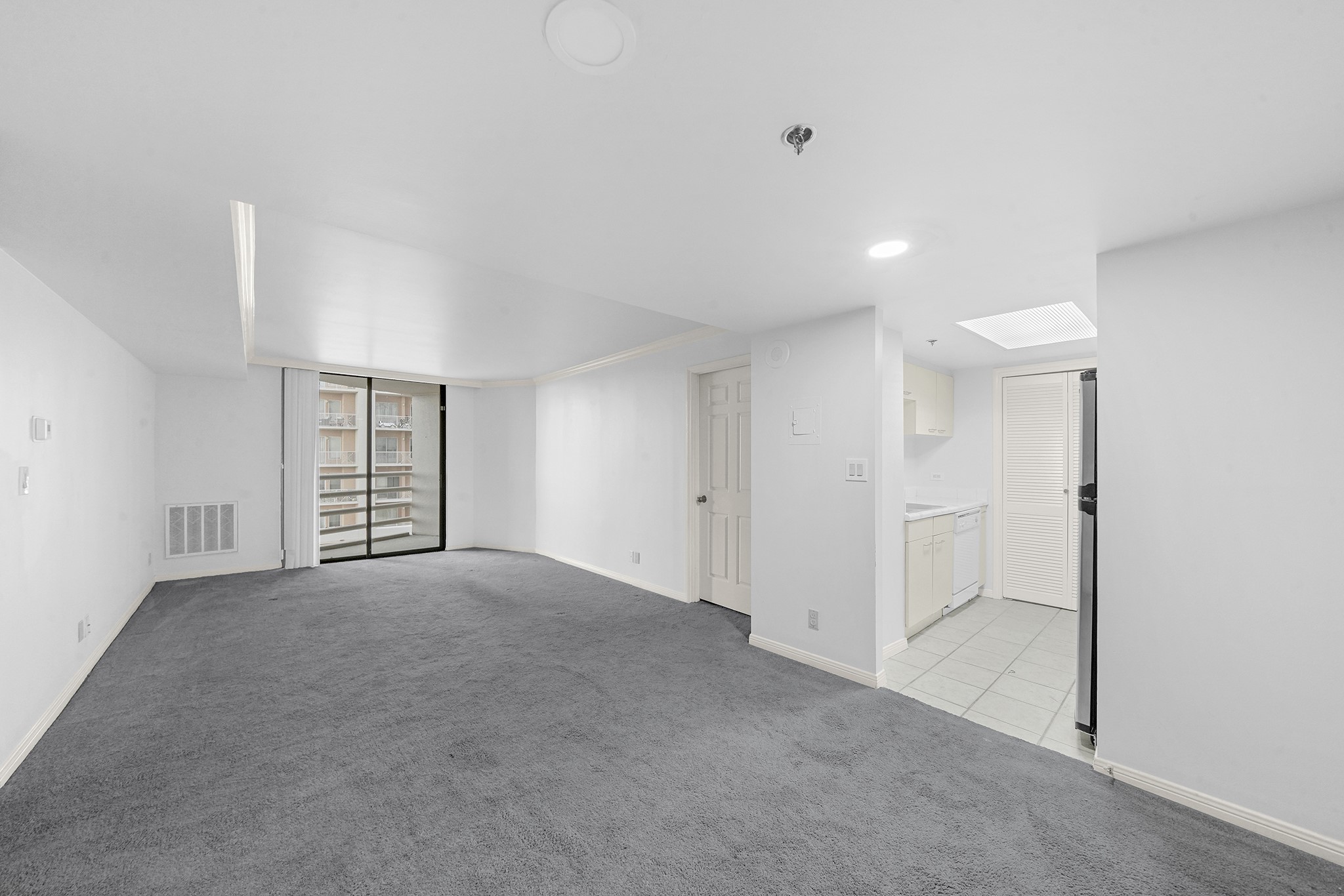 3525 Sage Road, Unit 813 Houston, TX 77056 - Photo 20 of 20 a view of an empty room with a window