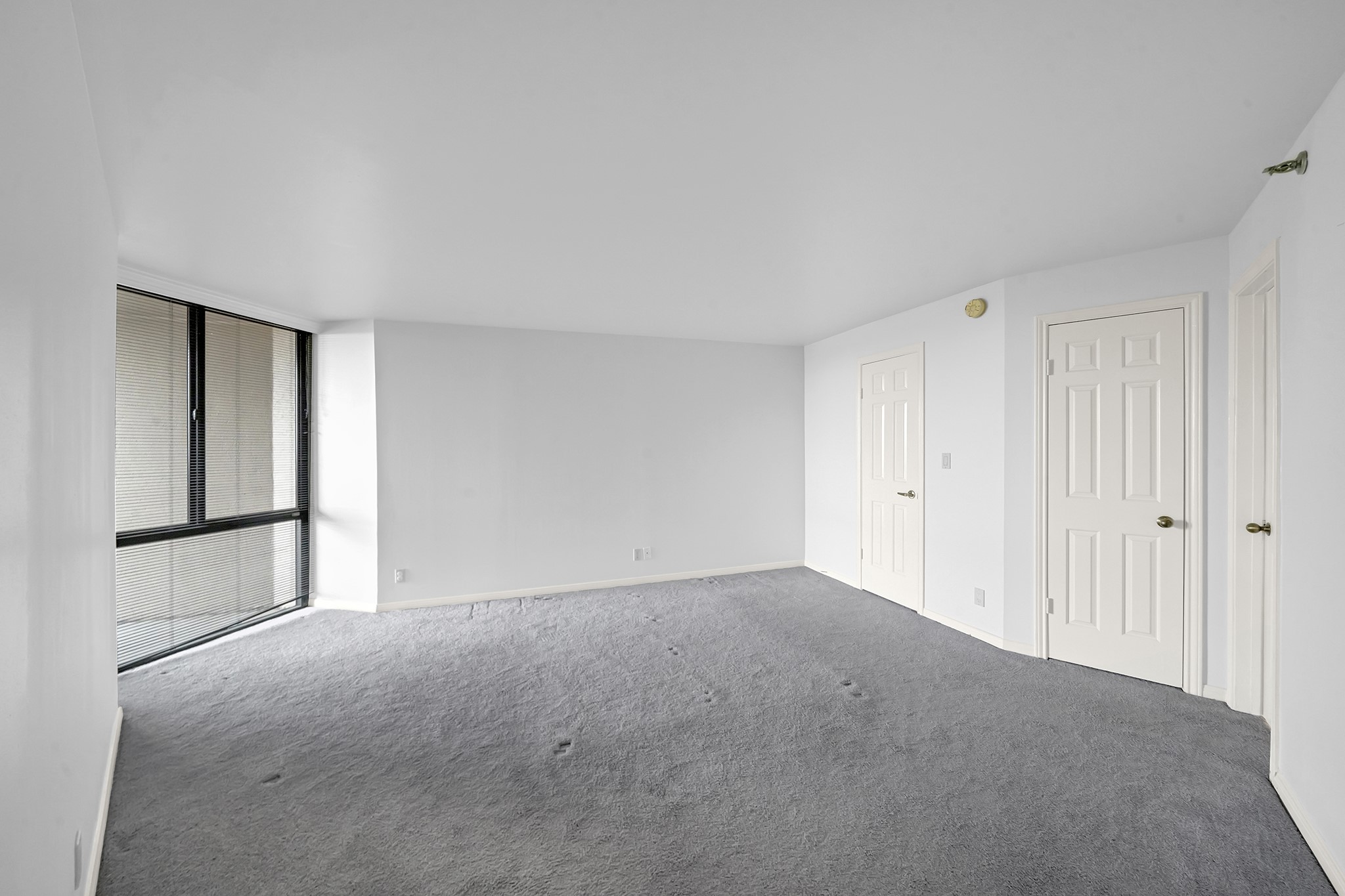 3525 Sage Road, Unit 813 Houston, TX 77056 - Photo 3 of 20 a view of an empty room and closet area