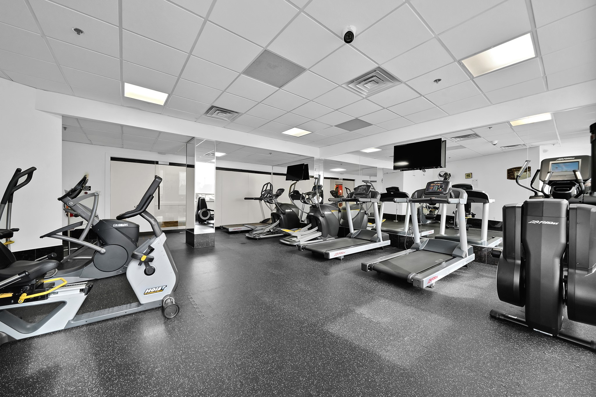 3525 Sage Road, Unit 813 Houston, TX 77056 - Photo 7 of 20 a view of a room with gym equipment