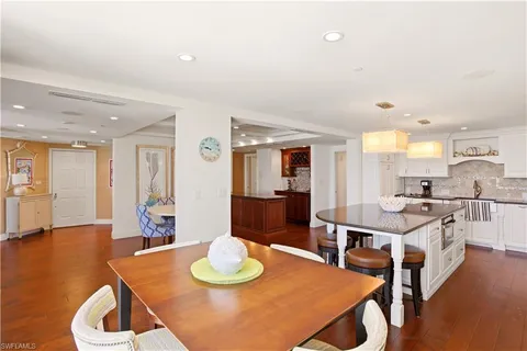 $2,590,000 | 3377 Gulf Shore Boulevard North, Unit 6B, Naples, FL 34103