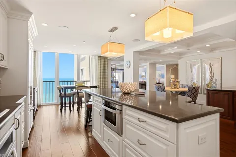 $2,590,000 | 3377 Gulf Shore Boulevard North, Unit 6B, Naples, FL 34103