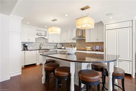 $2,590,000 | 3377 Gulf Shore Boulevard North, Unit 6B, Naples, FL 34103