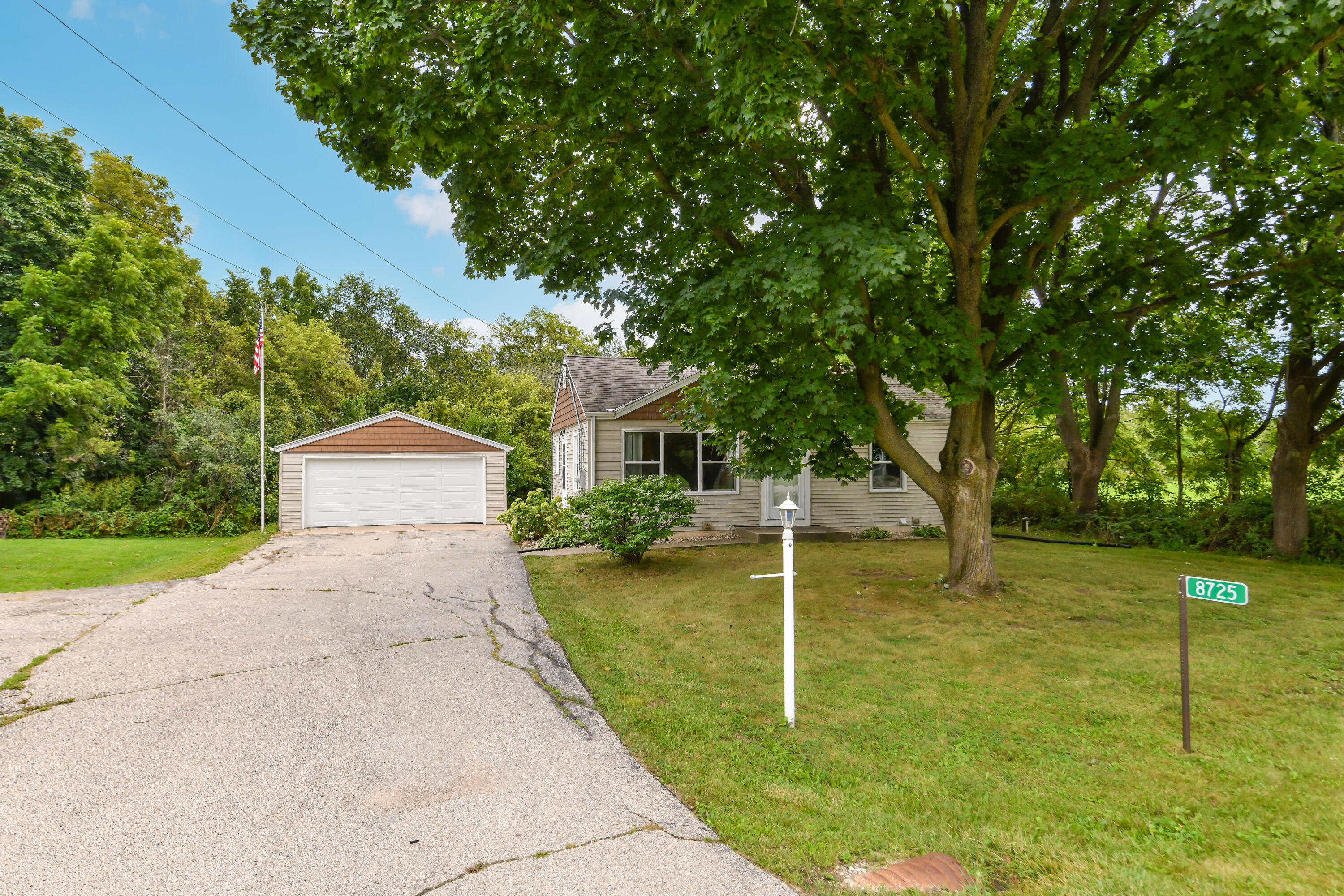8725 Racine Avenue Norway, WI 53185 - Photo 3 of 36 HEN_8621