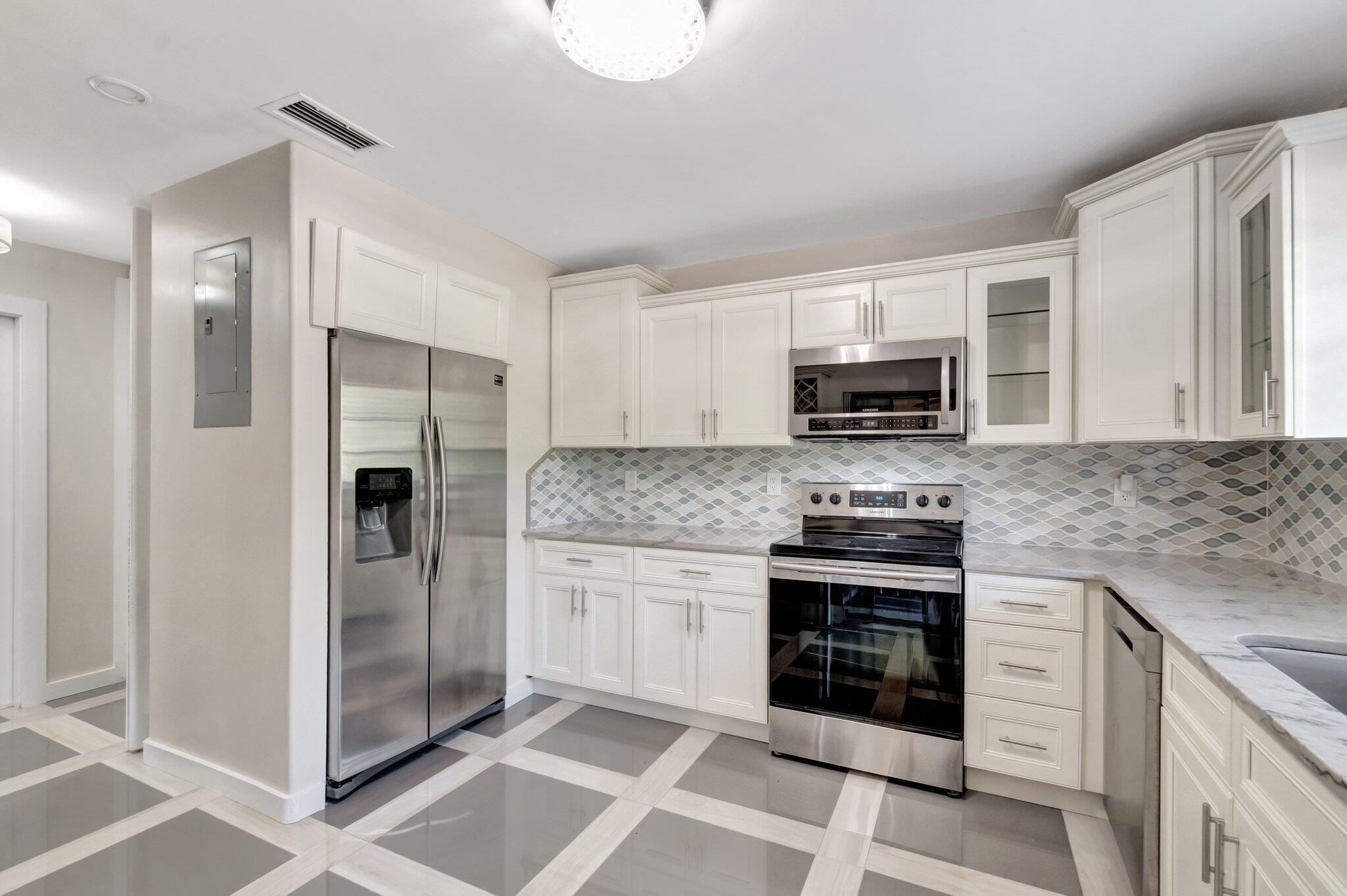 4875 Hawkwood Road, Unit B Boynton Beach, FL 33436 - Photo 5 of 31 12-web-or-mls-DSC_2339