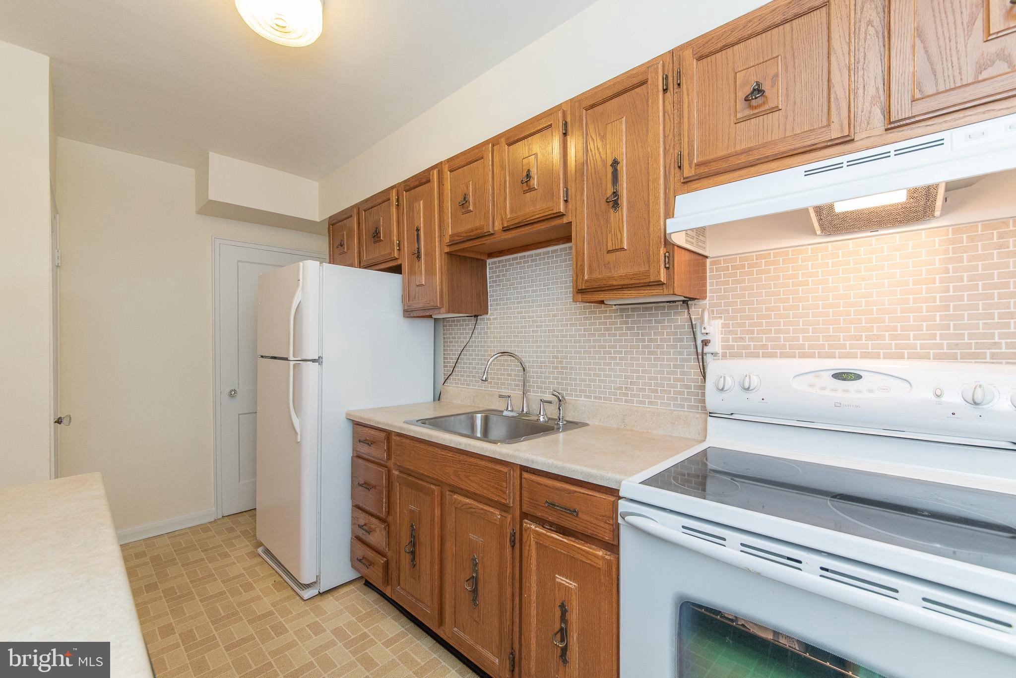 2718 Moorgate Road Baltimore, MD 21222 - Photo 14 of 39 Kitchen