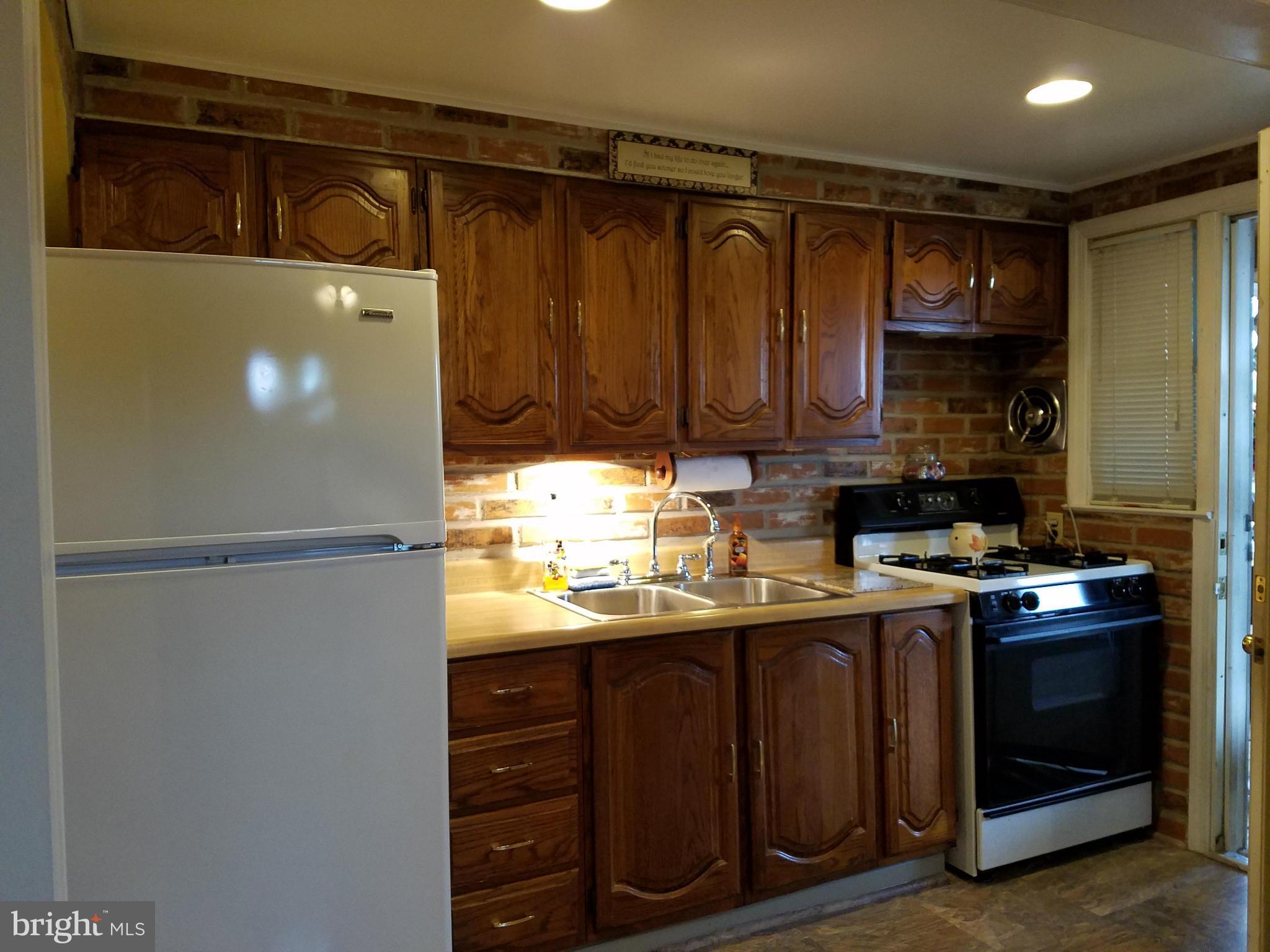 7862 New Battle Grove Road Baltimore, MD 21222 - Photo 16 of 24 Kitchen