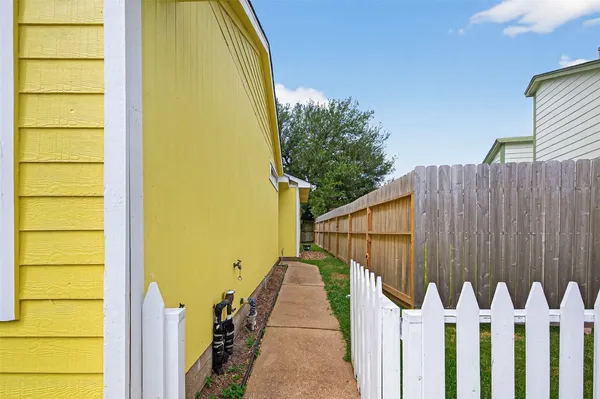 $1,700 | 11525 Teaside Drive, Houston, TX 77066