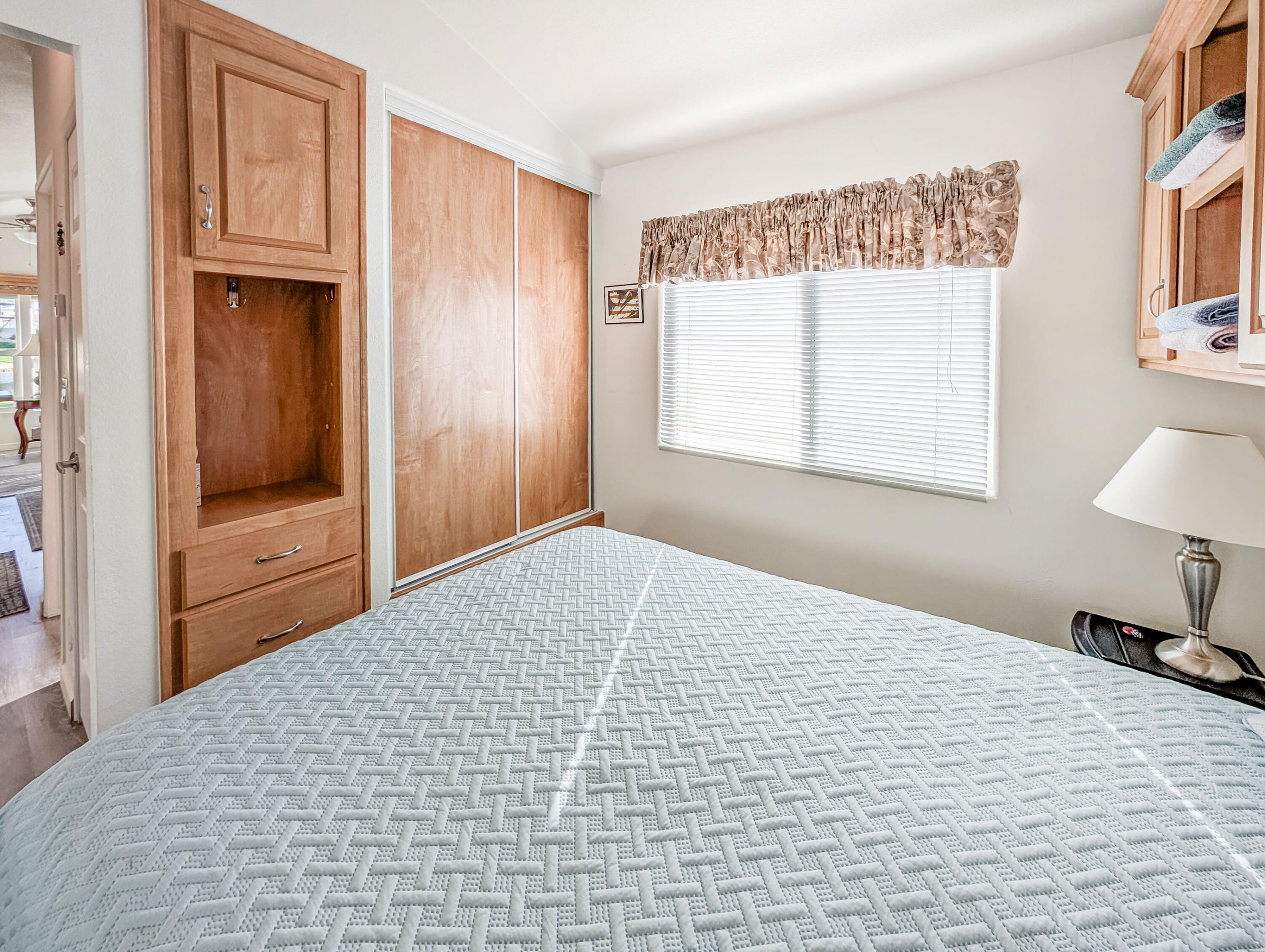 70200 Dillon Road, Unit 590 Desert Hot Springs, CA 92241 - Photo 33 of 42 a bedroom with a bed and a lamp