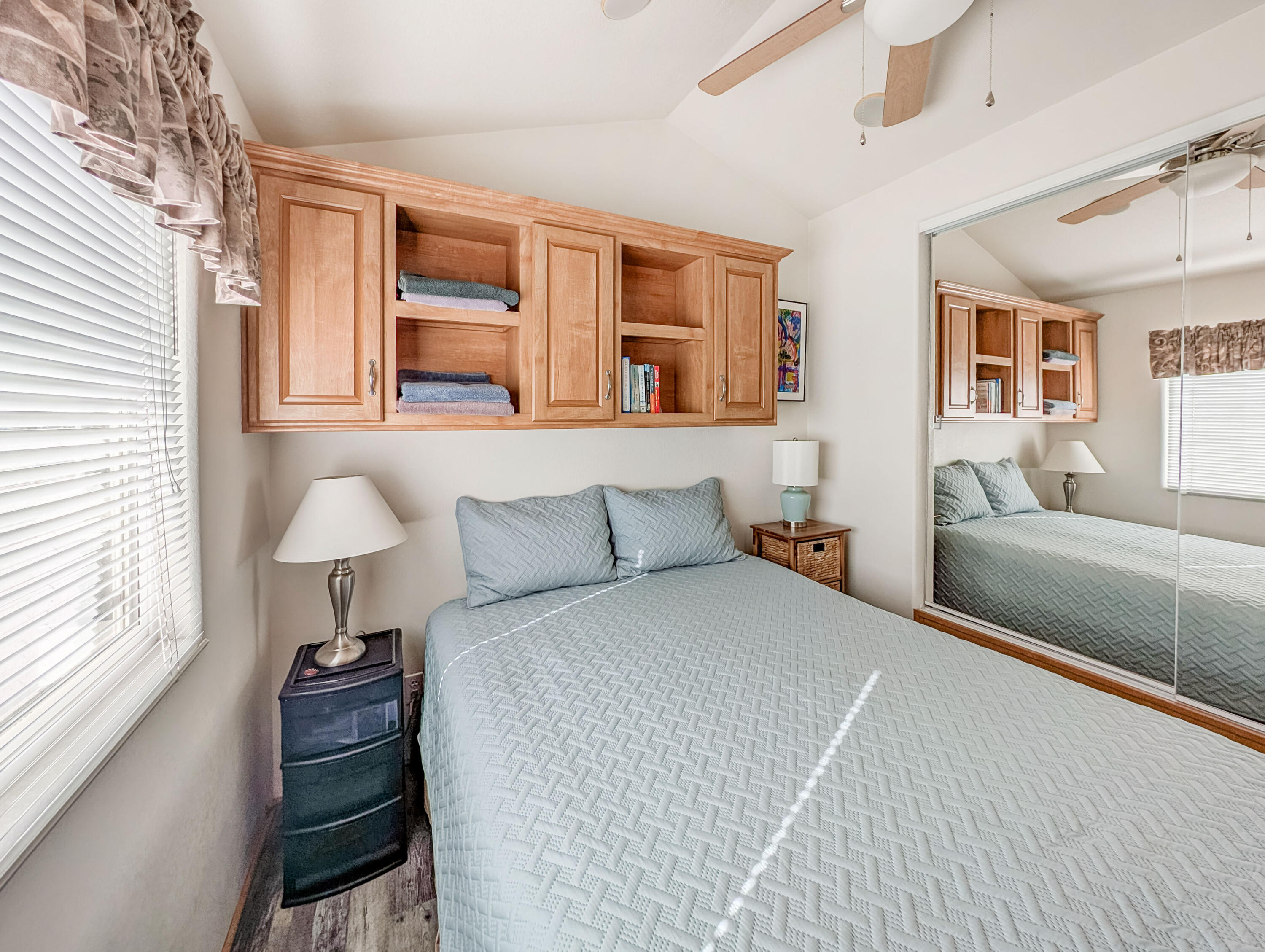 70200 Dillon Road, Unit 590 Desert Hot Springs, CA 92241 - Photo 34 of 42 a bedroom with a bed and a lamp