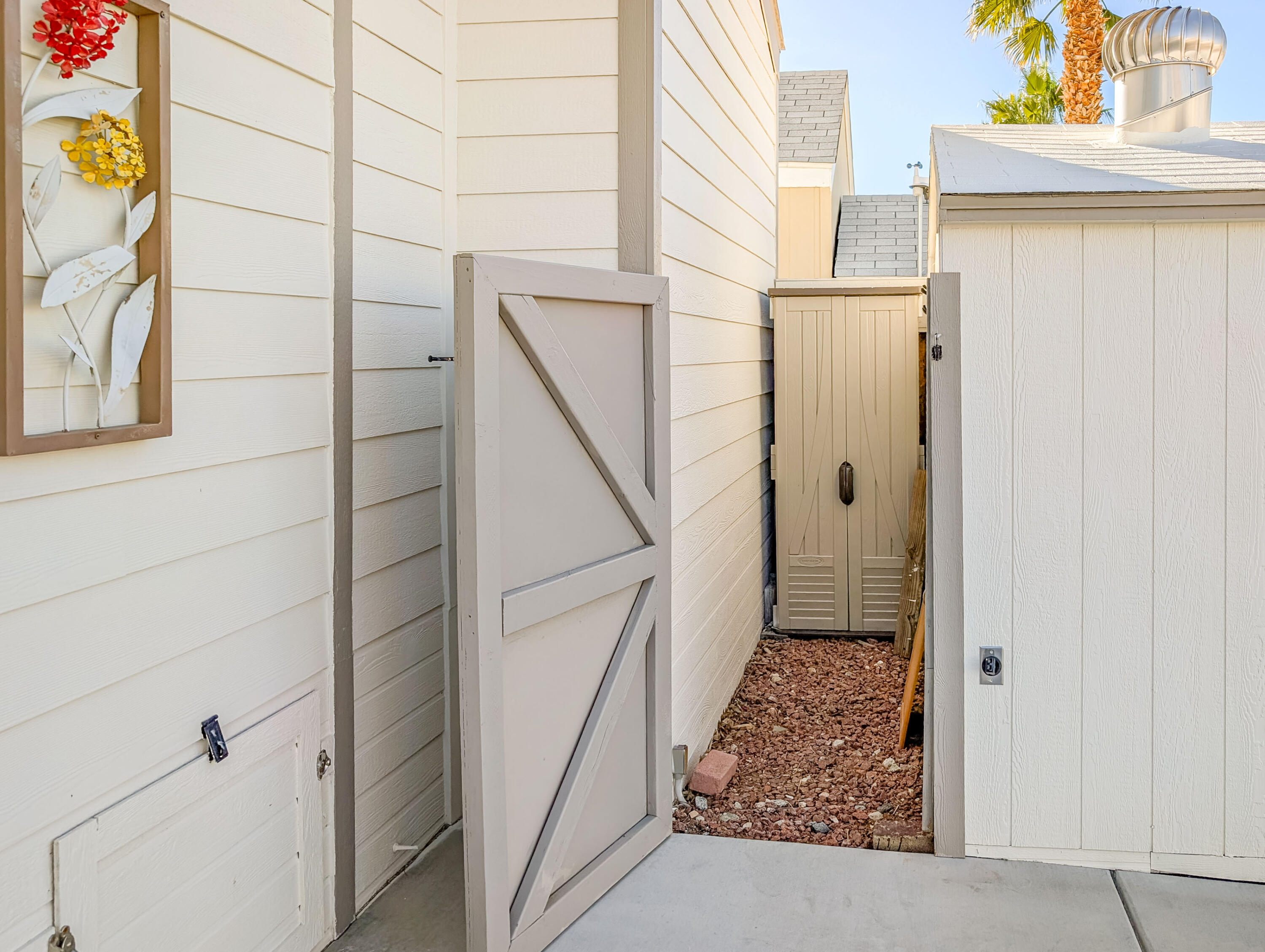 70200 Dillon Road, Unit 590 Desert Hot Springs, CA 92241 - Photo 8 of 42 a view of entryway with bathroom and mirror