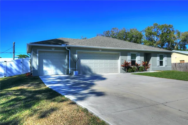 a view of a house with a yard