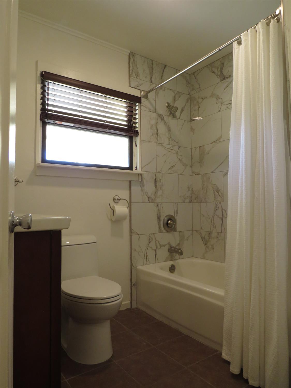 320 Pleasant Street Colfax, CA 95713 - Photo 17 of 49 a bathroom with a toilet and a bathtub