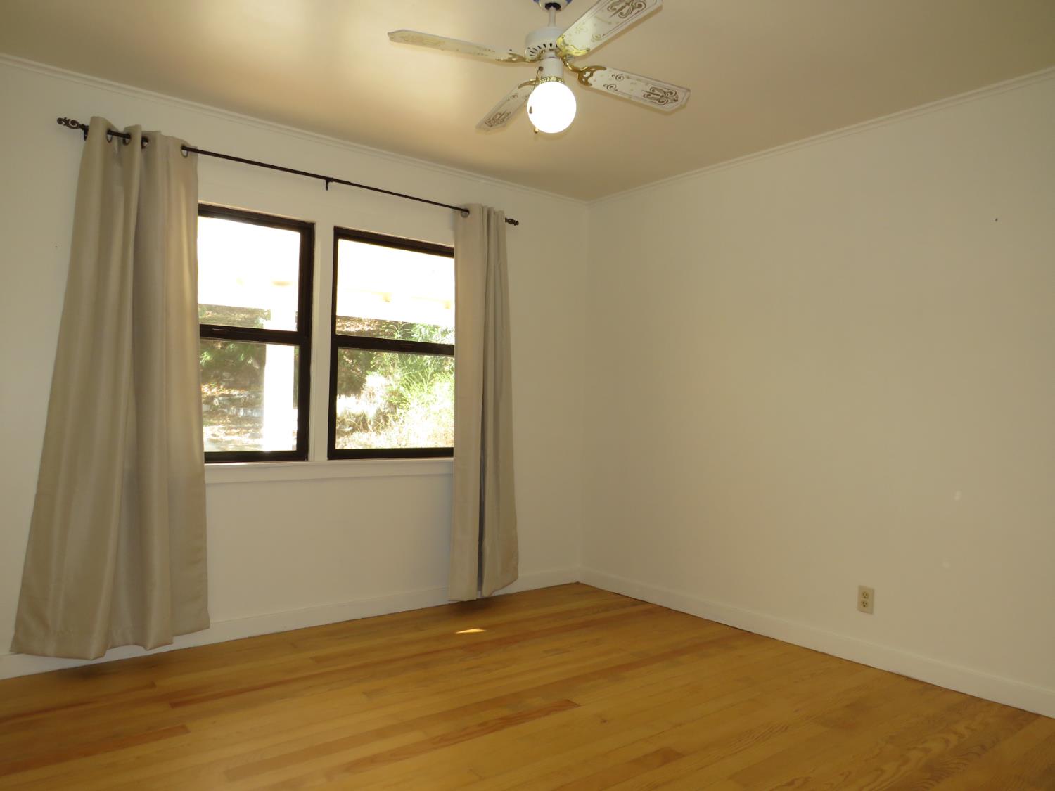 320 Pleasant Street Colfax, CA 95713 - Photo 21 of 49 a view of an empty room with a window
