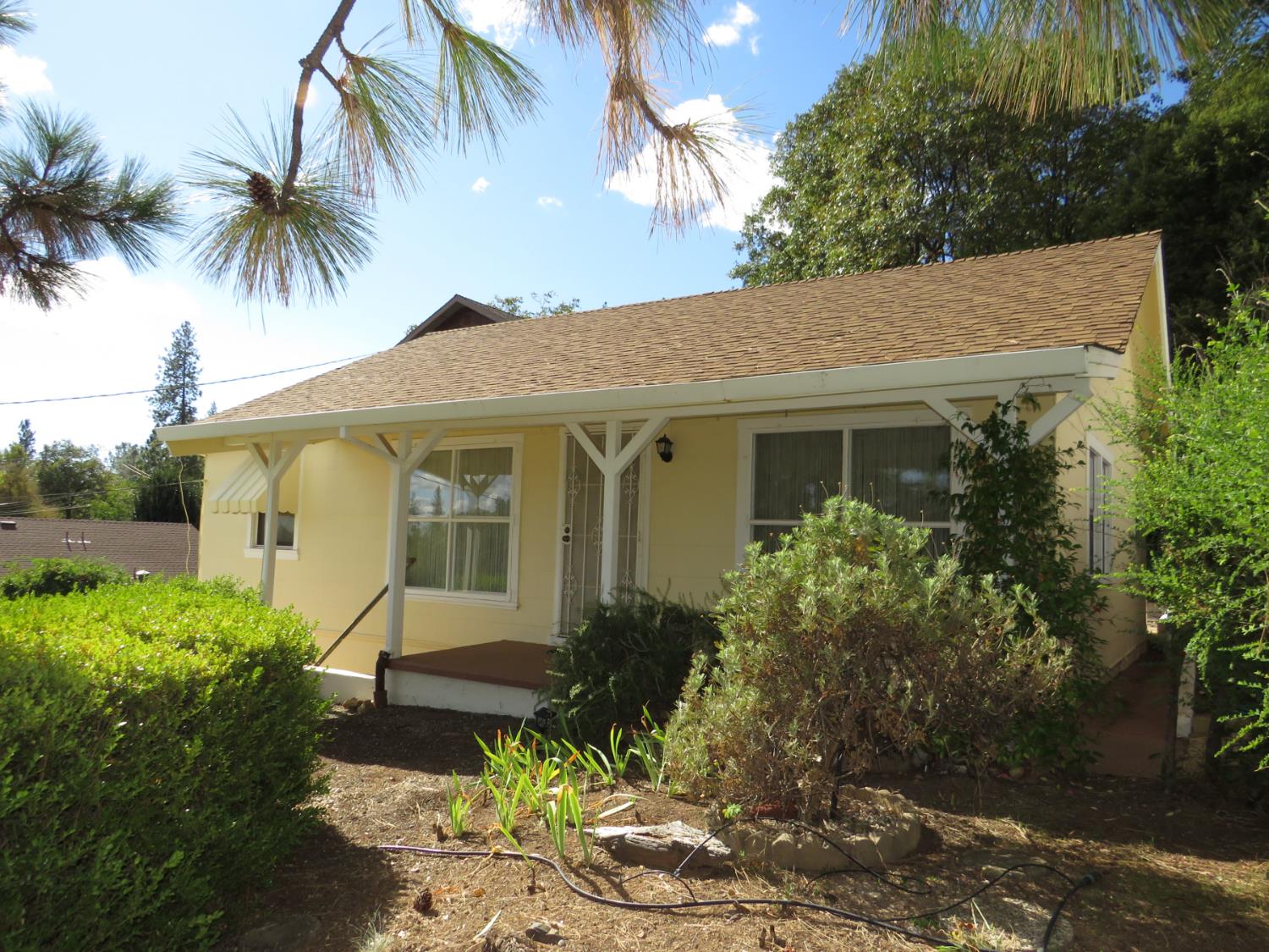 320 Pleasant Street Colfax, CA 95713 - Photo 26 of 49 a front view of a house with a garden
