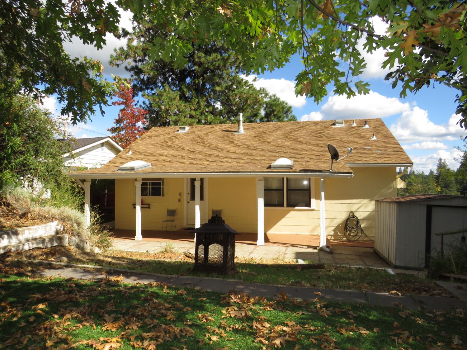 320 Pleasant Street Colfax, CA 95713 - Photo 31 of 49 a front view of a house with a yard