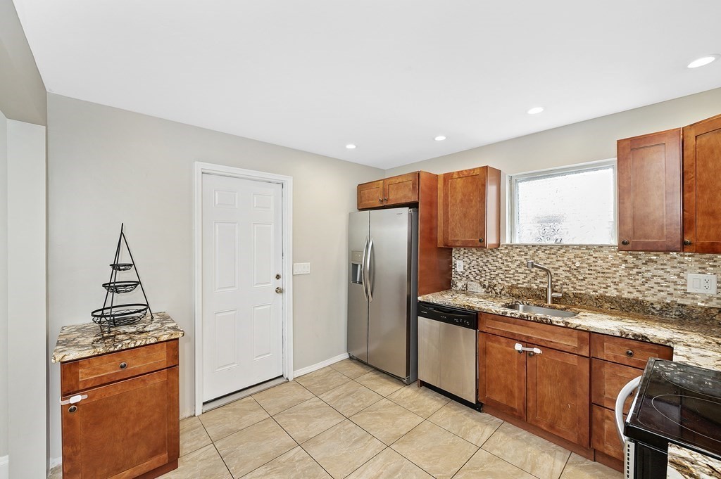 24 Riverside Court Saugus, MA 01906 - Photo 15 of 36