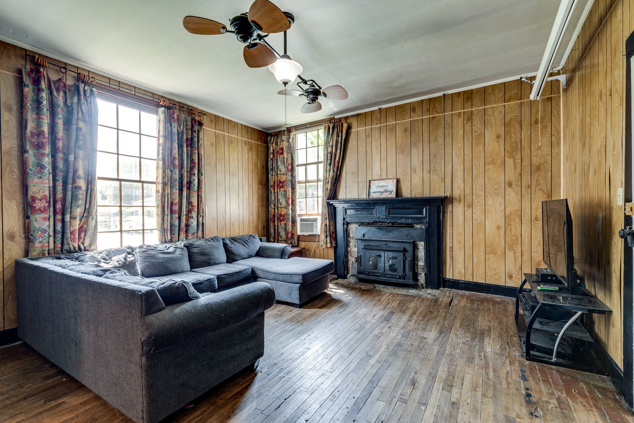 2012 Hoovers Road Duck River, TN 38454 - Photo 11 of 48 a living room with furniture and a flat screen tv