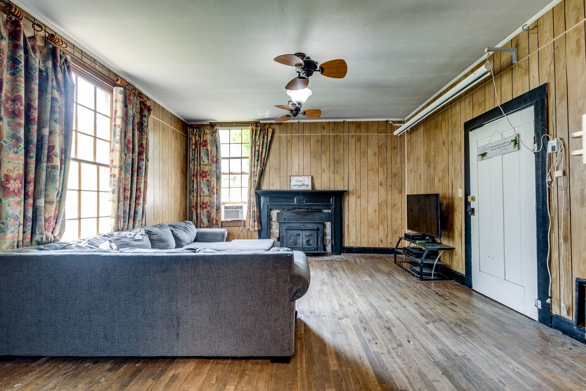 2012 Hoovers Road Duck River, TN 38454 - Photo 12 of 48 a living room with furniture and a flat screen tv