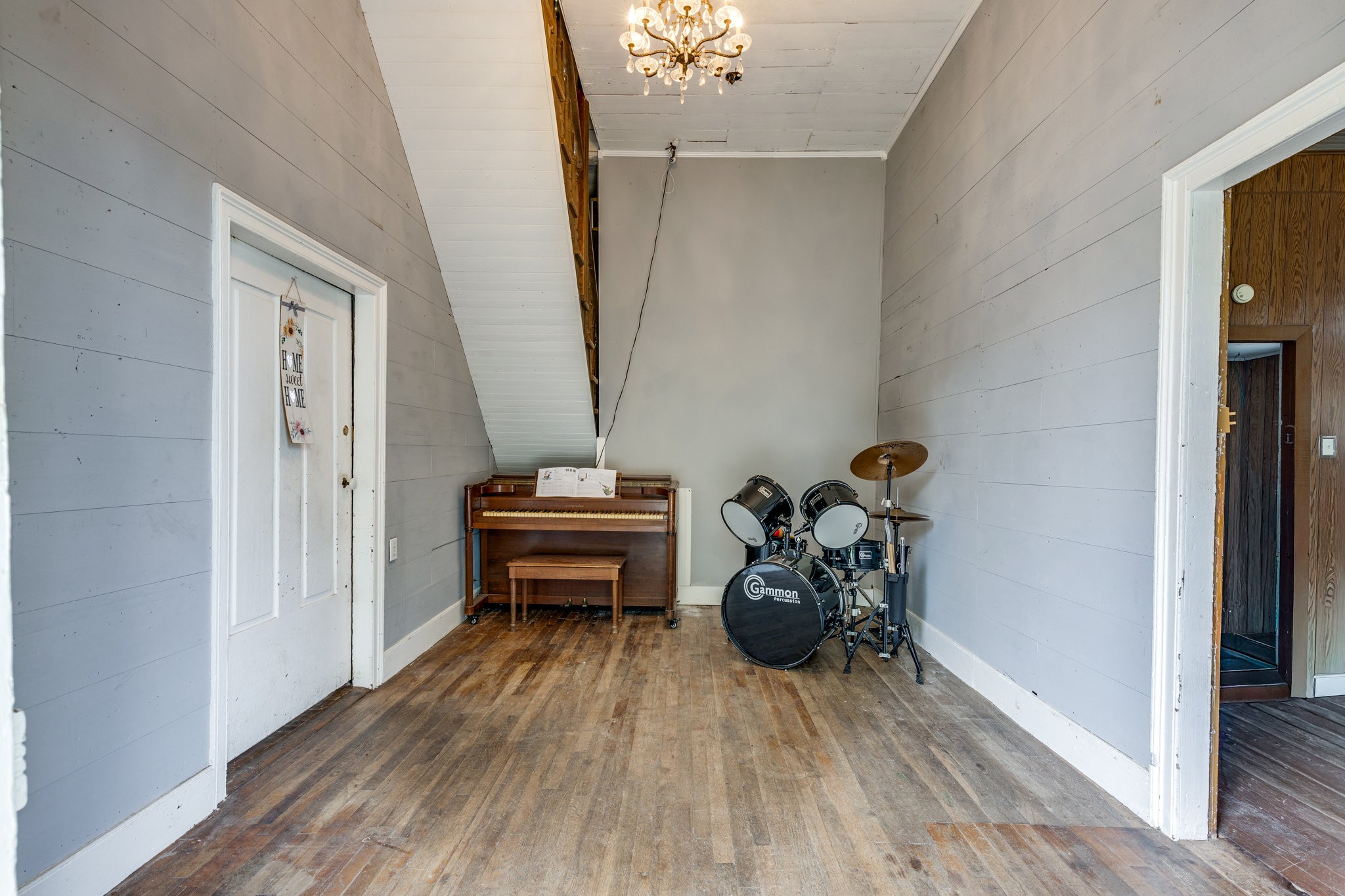 2012 Hoovers Road Duck River, TN 38454 - Photo 9 of 48 a view of a entryway with furniture
