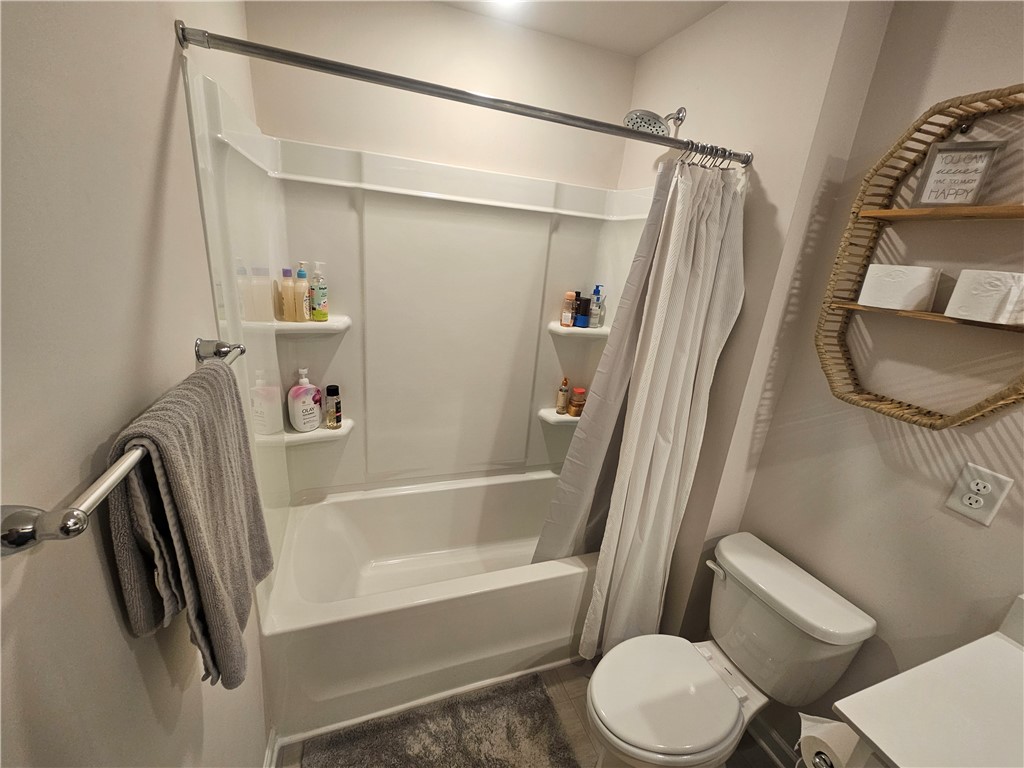 902 Ashwood Lane Easley, SC 29640 - Photo 34 of 39 Clean, functional bathing area with built-in storage shelves.