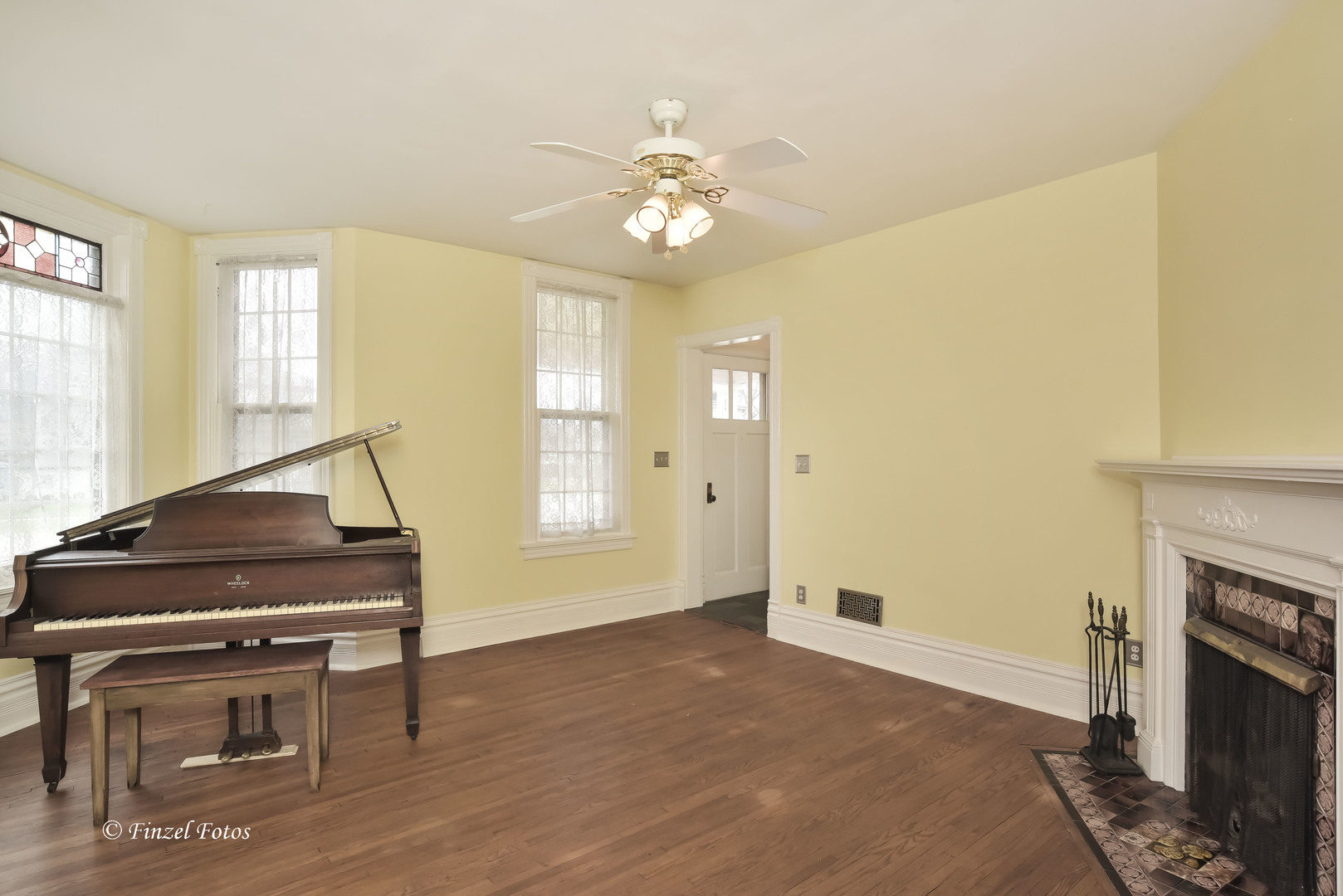 859 North Spring Street Elgin, IL 60120 - Photo 4 of 25
