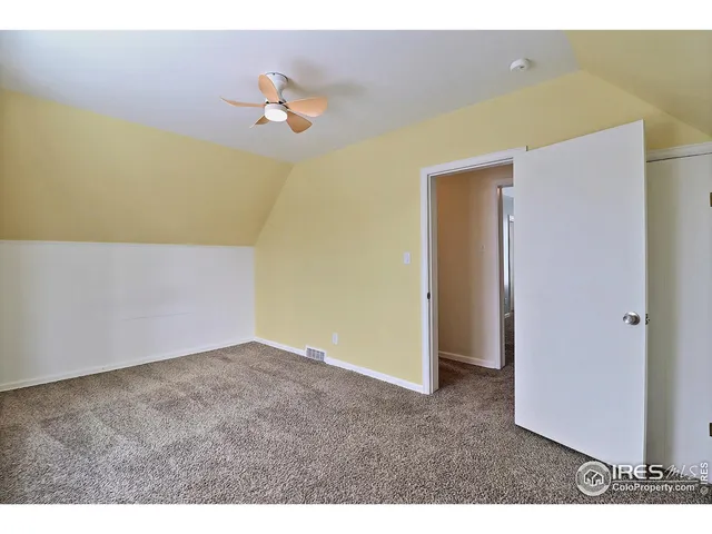 a view of a big room with closet