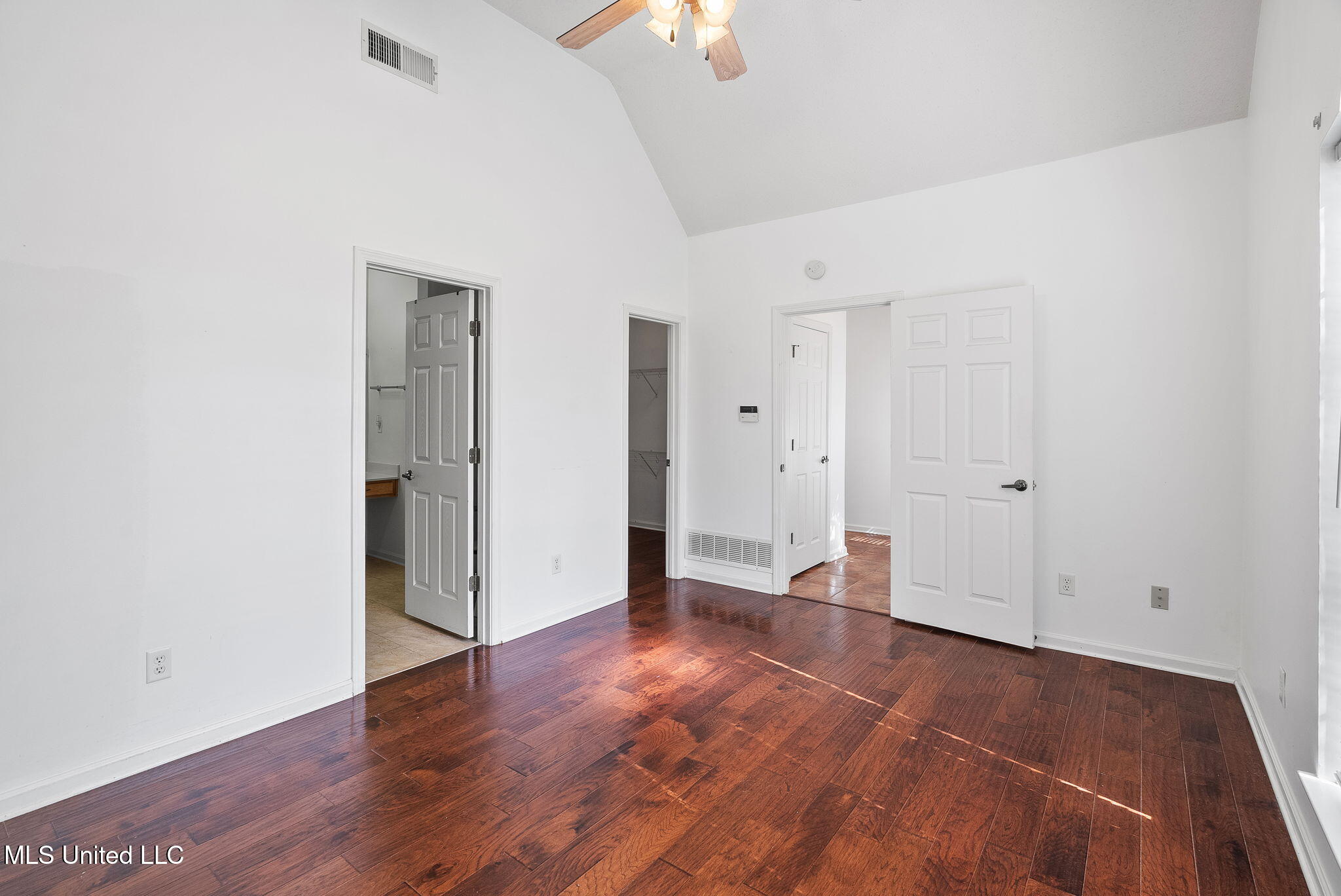 833 Martin Circle North Hernando, MS 38632 - Photo 17 of 30 Primary bedroom!