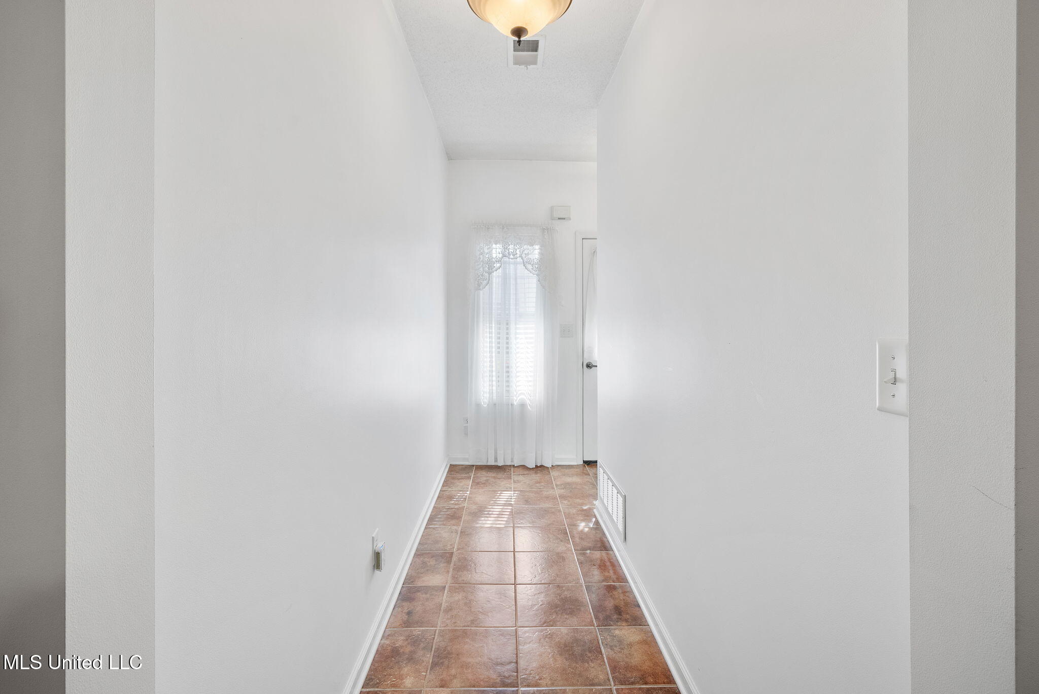 833 Martin Circle North Hernando, MS 38632 - Photo 7 of 30 Hallway!