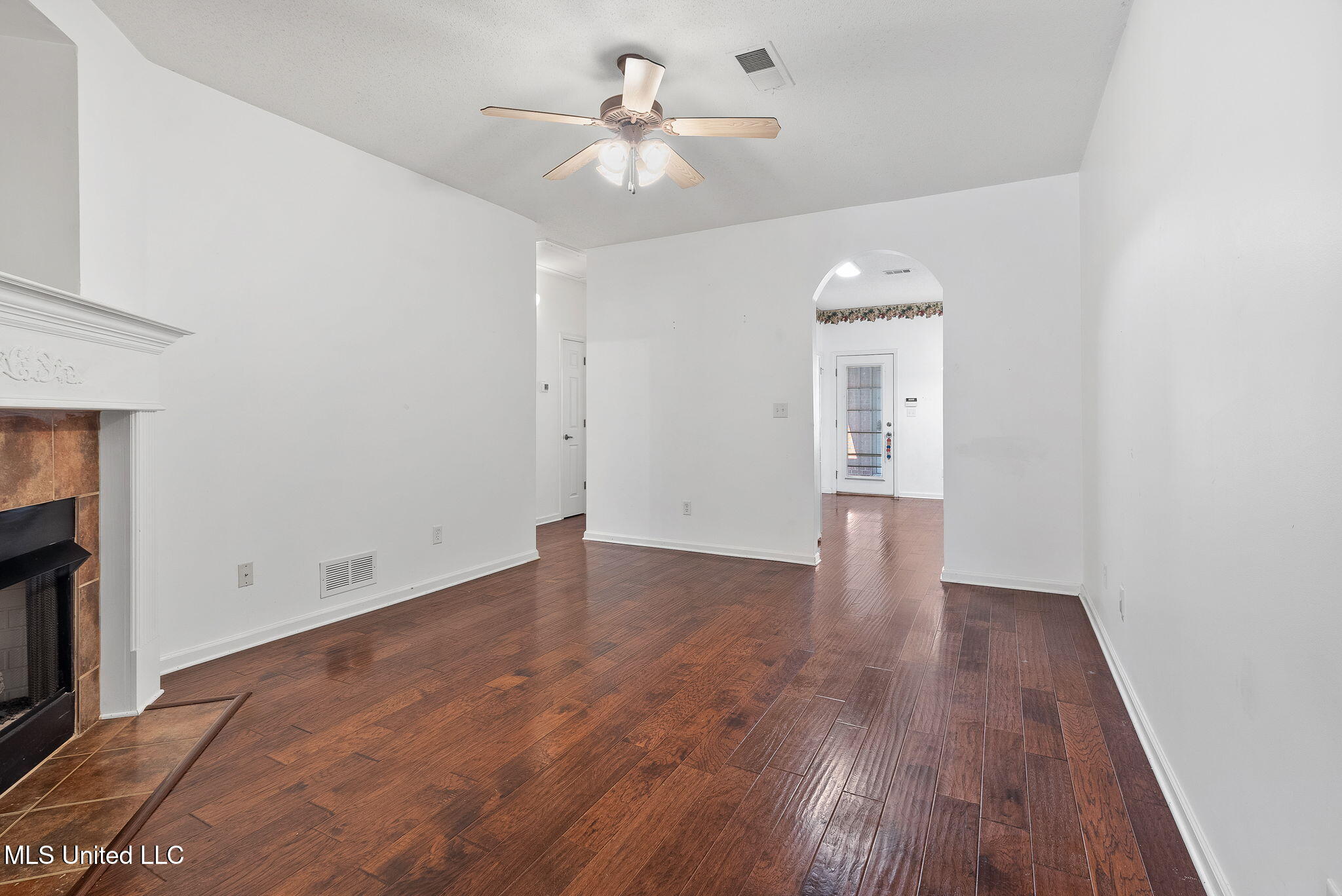 833 Martin Circle North Hernando, MS 38632 - Photo 8 of 30 Living room!