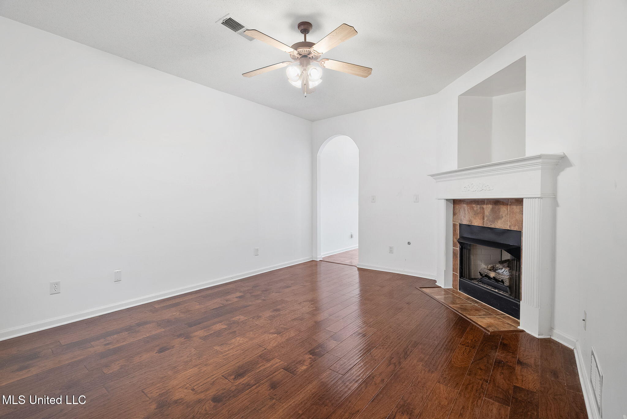 833 Martin Circle North Hernando, MS 38632 - Photo 9 of 30 Living room!