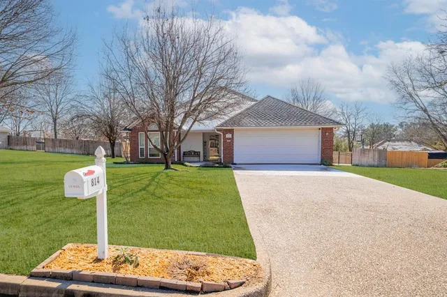 $274,500 | 814 Braewood Circle, Lindale, TX 75771
