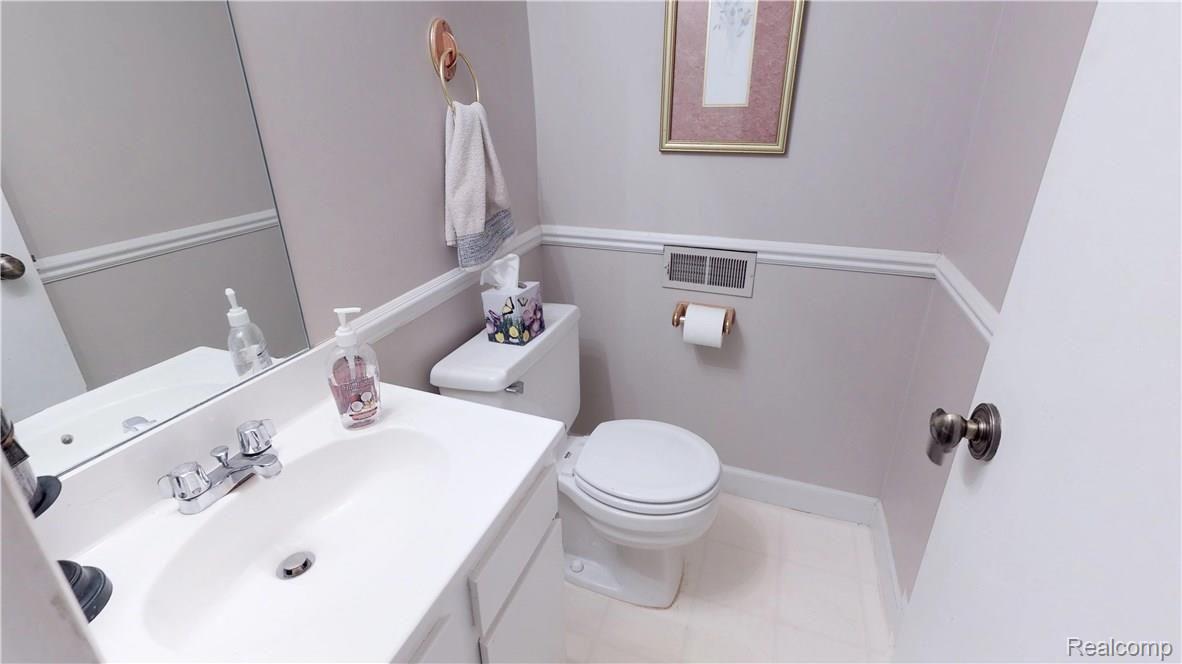 1310 Brook Lane, Unit 283 Rochester, MI 48306 - Photo 17 of 20 17 Lavatory.jpg