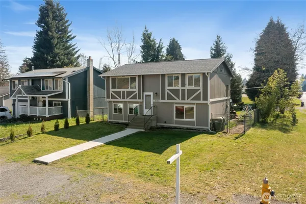 a view of a yard in front of house