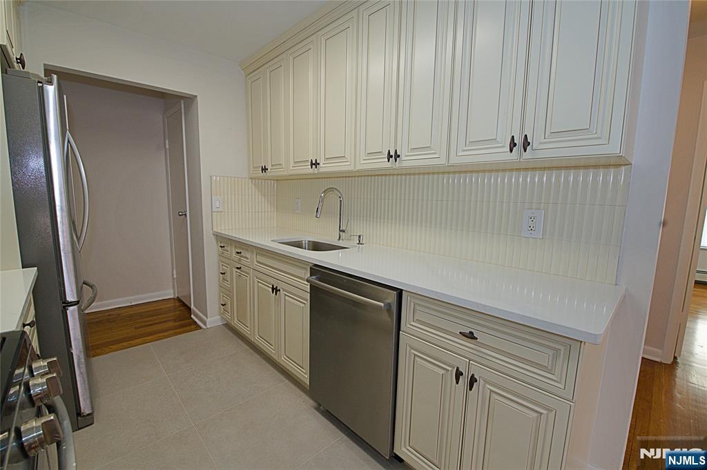 8 Leary Lane, Unit 4 Edgewater, NJ 07020 - Photo 9 of 25
