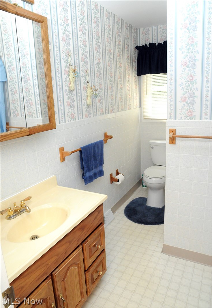 131 Merrick Road Cambridge, OH 43725 - Photo 11 of 33 Bathroom