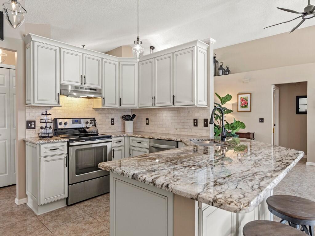 532 Southeast Cliff Road Port St. Lucie, FL 34984 - Photo 12 of 43 granite countertops