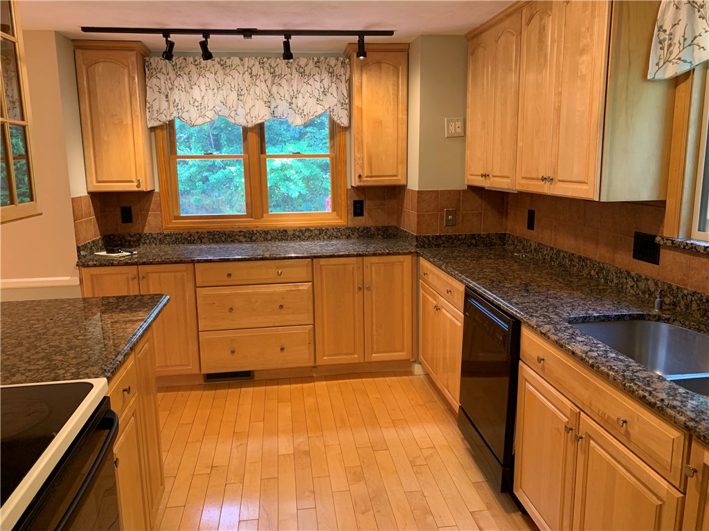 236 Old Forge Road, Unit 4 Warwick, RI 02818 - Photo 21 of 38 Kitchen3