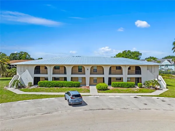 $2,000 | 151 Cypress Way East, Unit D3, Naples, FL 34110