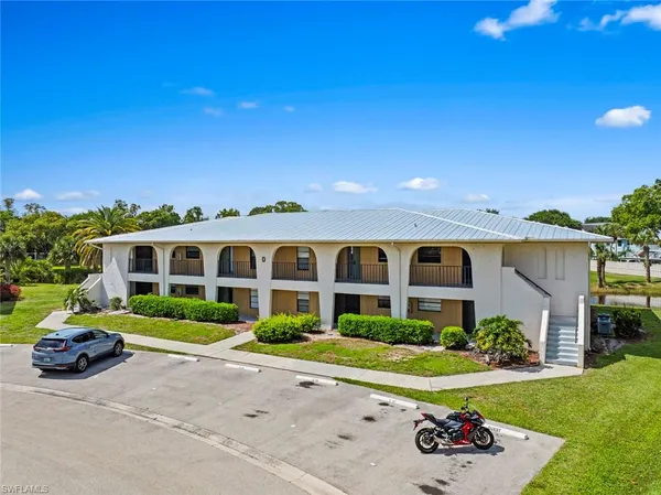 $2,000 | 151 Cypress Way East, Unit D3, Naples, FL 34110