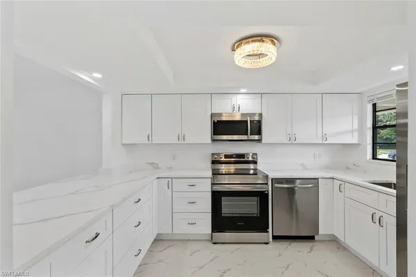 $2,000 | 151 Cypress Way East, Unit D3, Naples, FL 34110