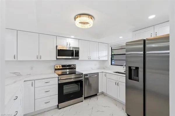 $2,000 | 151 Cypress Way East, Unit D3, Naples, FL 34110