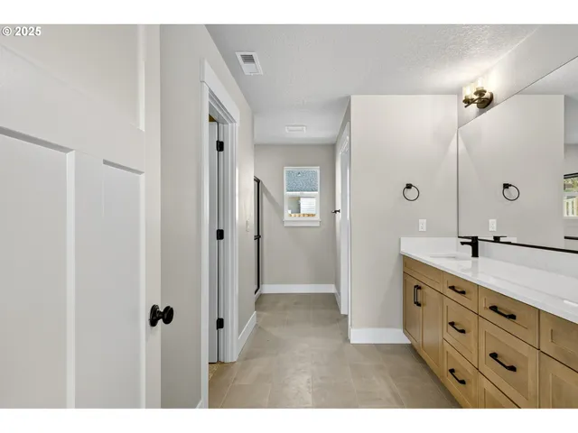 $589,999 | 2207 East Badger Way, La Center, WA 98629