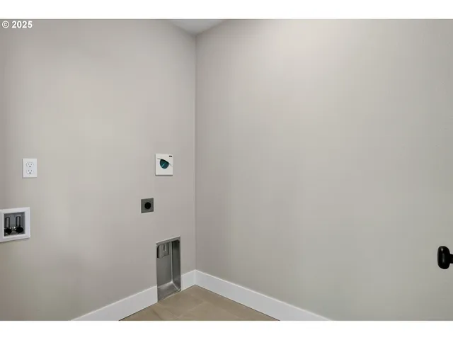 $589,999 | 2207 East Badger Way, La Center, WA 98629