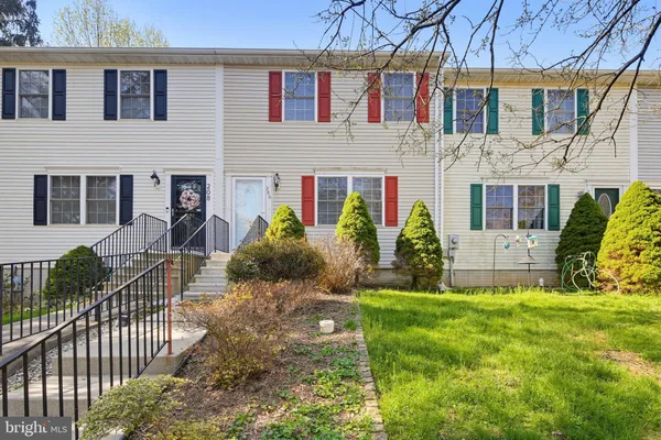 a view of front of house with a yard