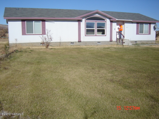 621 Hideaway Road Yakima, WA 98908 - Photo 2 of 26 a front view of a house with a ocean view