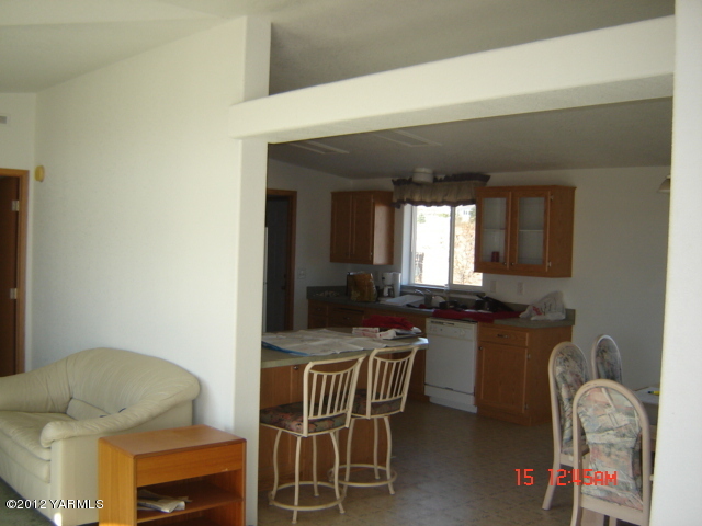 621 Hideaway Road Yakima, WA 98908 - Photo 11 of 26 a kitchen with a table and chairs