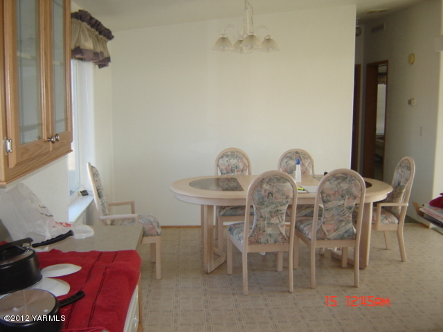 621 Hideaway Road Yakima, WA 98908 - Photo 12 of 26 a view of a dining room with furniture
