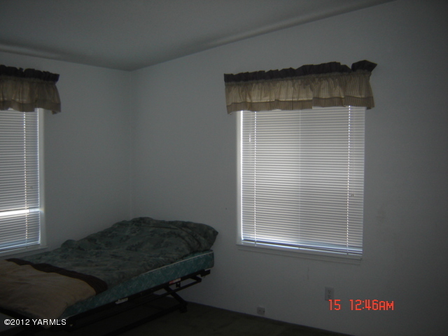 621 Hideaway Road Yakima, WA 98908 - Photo 14 of 26 a living room with a bed and a window