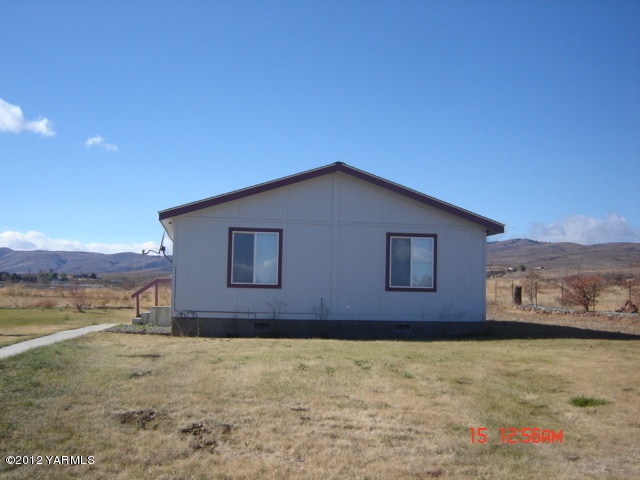 621 Hideaway Road Yakima, WA 98908 - Photo 17 of 26 a house with yard in front of it